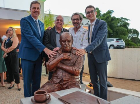 estatua-de-cobre-de-oscar-niemeyer-e-inaugurada-na-casa-de-cha