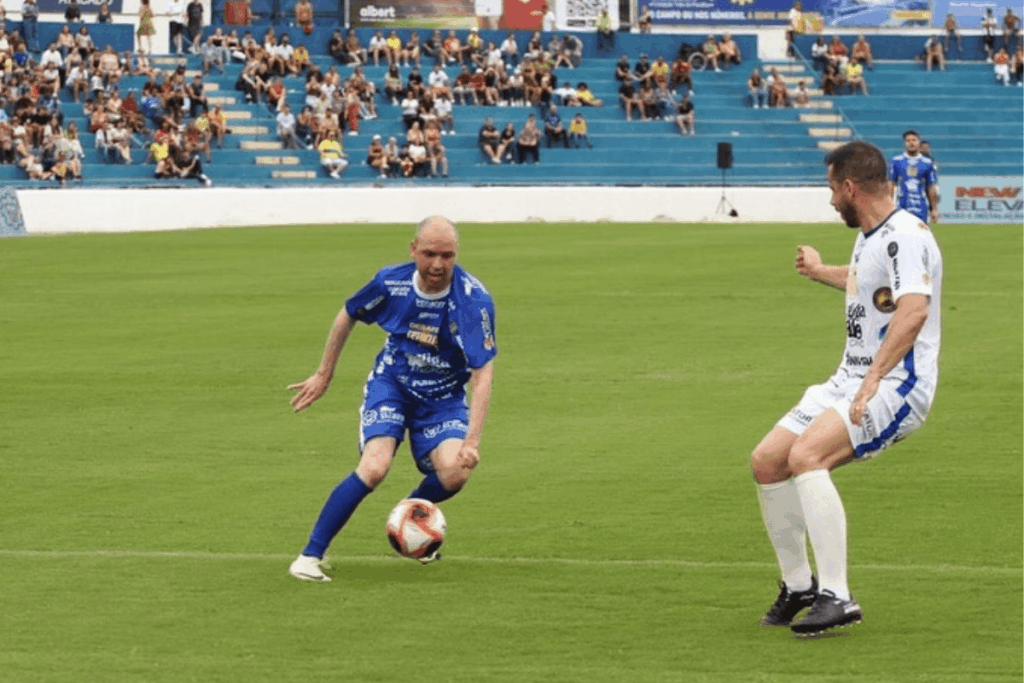 frei-gilson-anota-golaco-em-partida-solidaria-no-interior-de-sao-paulo