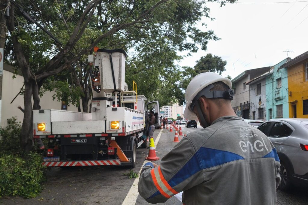 sob-oscilacao-da-enel,-mais-de-90-mil-imoveis-estao-sem-energia-em-sp