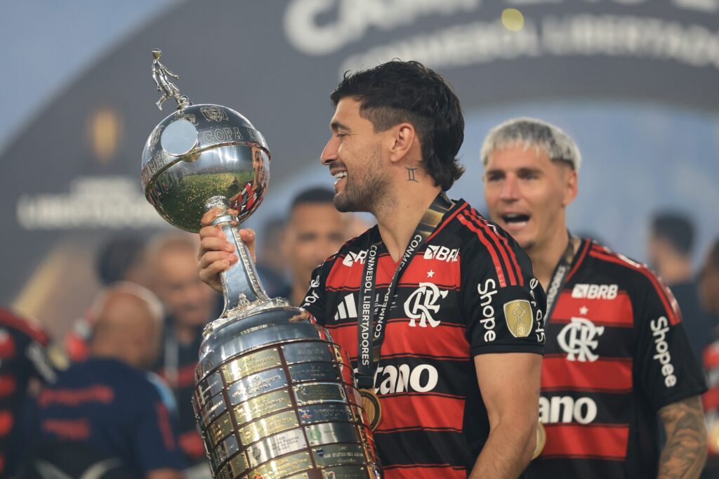 flamengo:-arrascaeta-aparece-entre-os-100-melhores-jogadores-do-mundo