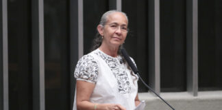 ex-pt,-heloisa-helena-toma-posse-na-camara-e-critica-o-governo