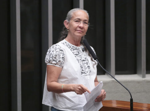 ex-pt,-heloisa-helena-toma-posse-na-camara-e-critica-o-governo