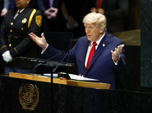 petroleo-sobe-e-ouro-mira-recorde-com-bloqueio-de-trump-na-venezuela