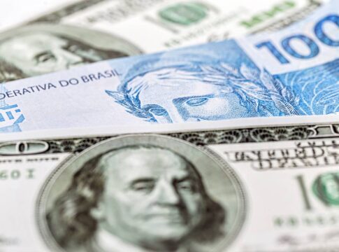 dolar-abre-em-alta-com-haddad,-tensao-eleitoral-e-falas-do-fed