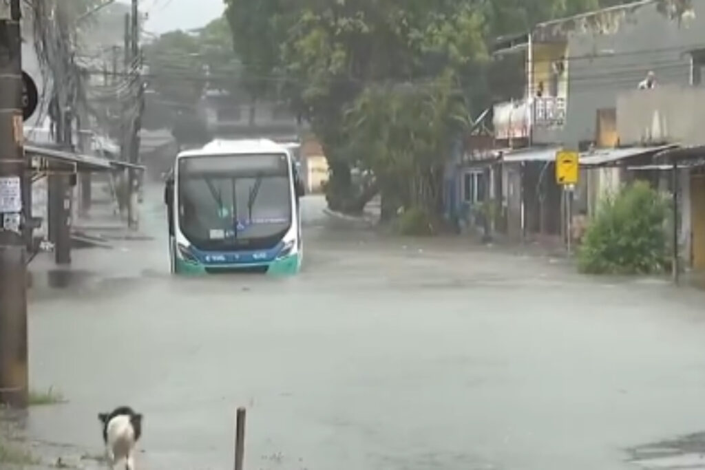 chuva-no-rio:-onibus-fica-ilhado-e-passageiros-sao-resgatados-de-bote