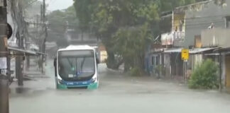 chuva-no-rio:-onibus-fica-ilhado-e-passageiros-sao-resgatados-de-bote