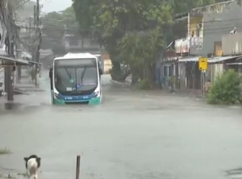 chuva-no-rio:-onibus-fica-ilhado-e-passageiros-sao-resgatados-de-bote