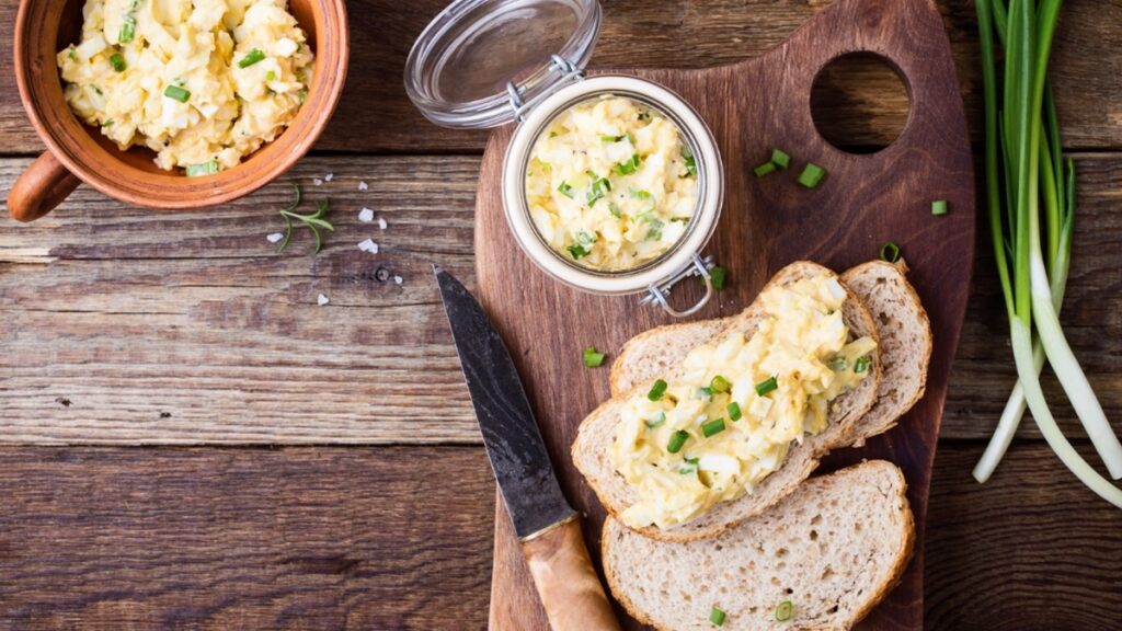 pate-de-ovos-com-ervas-e-amendoas-e-saboroso-e-facil-de-fazer