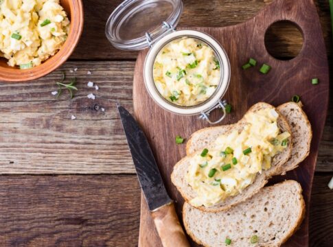 pate-de-ovos-com-ervas-e-amendoas-e-saboroso-e-facil-de-fazer