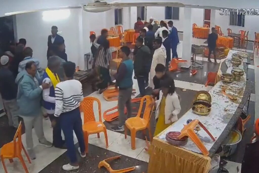 cadeiras,-chutes-e-socos-“voam”-apos-sobremesa-acabar-em-casamento