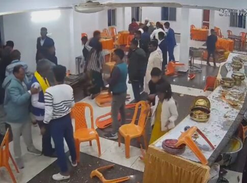 cadeiras,-chutes-e-socos-“voam”-apos-sobremesa-acabar-em-casamento