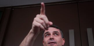 flavio-bolsonaro-apos-aprovacao-do-pl-da-dosimetria:-“primeiro-degrau”