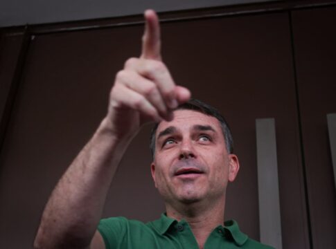 flavio-bolsonaro-apos-aprovacao-do-pl-da-dosimetria:-“primeiro-degrau”