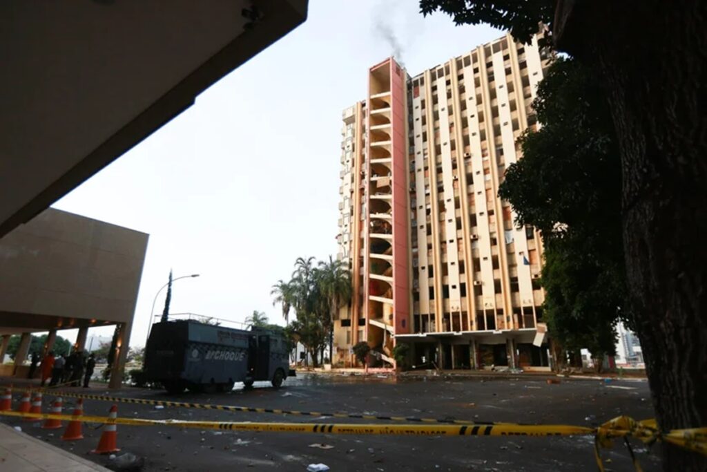 da-pompa-ao-abandono:-torre-palace-ja-recebeu-garrincha-e-astros-de-hollywood