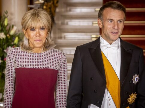 esposa-de-macron-e-processada-por-xingar-feministas-de-“vadias-estupidas”