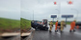 fila-de-carros:-carro-capota-e-causa-transito-quilometrico-na-epdb
