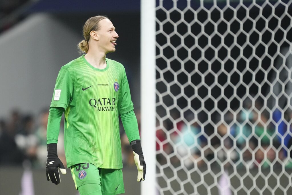 filipe-luis-se-espanta-com-goleiro-do-psg:-“parece-que-viu-o-treino”