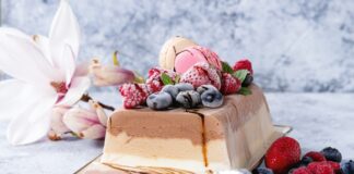 bolo-de-sorvete-com-biscoitos-de-chocolate-e-facil-e-gostoso