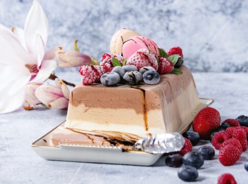 bolo-de-sorvete-com-biscoitos-de-chocolate-e-facil-e-gostoso