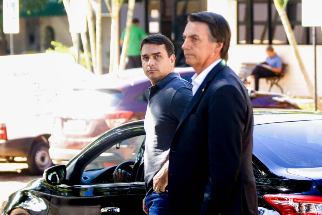 a-sombra-do-pai:-como-flavio-virou-a-unica-aposta-real-da-oposicao