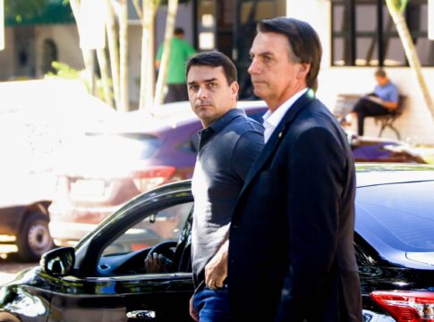 a-sombra-do-pai:-como-flavio-virou-a-unica-aposta-real-da-oposicao