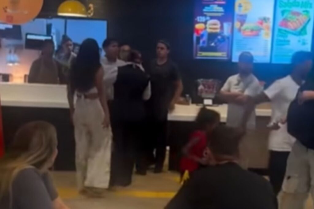 video-mostra-briga-entre-funcionarios-e-clientes-em-mcdonald’s-de-sp