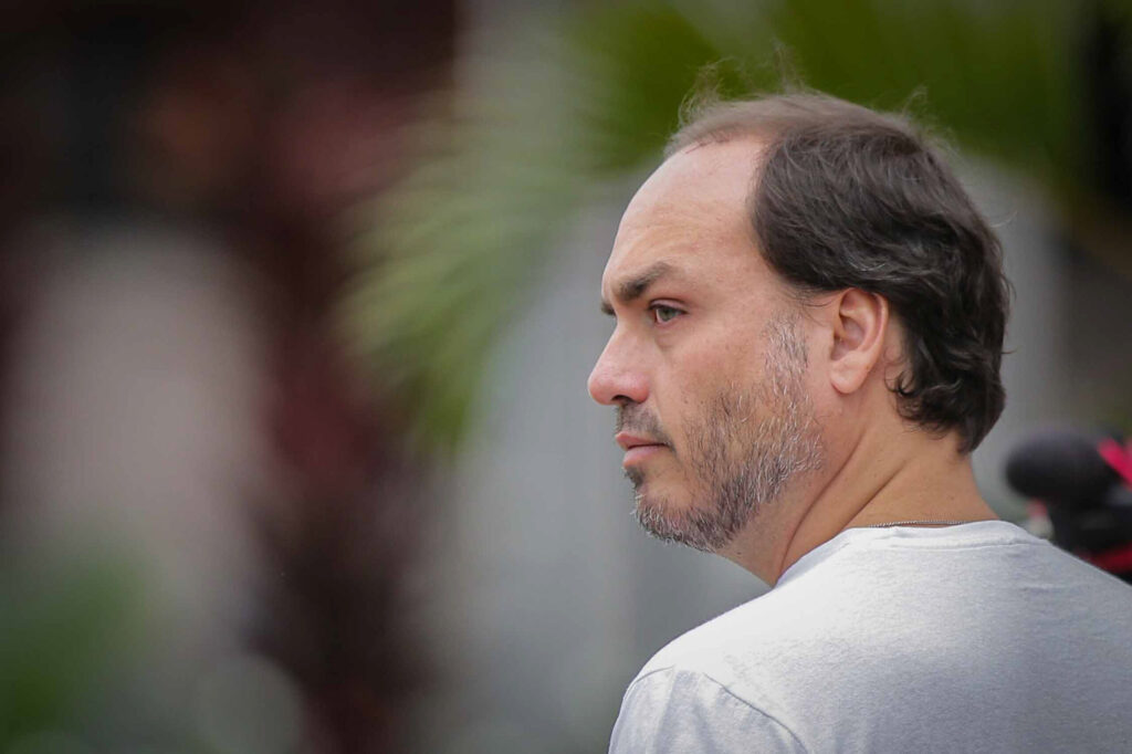 carlos-pede-“celeridade-medica”-para-evitar-danos-a-saude-de-bolsonaro