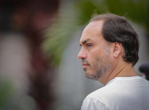 carlos-pede-“celeridade-medica”-para-evitar-danos-a-saude-de-bolsonaro