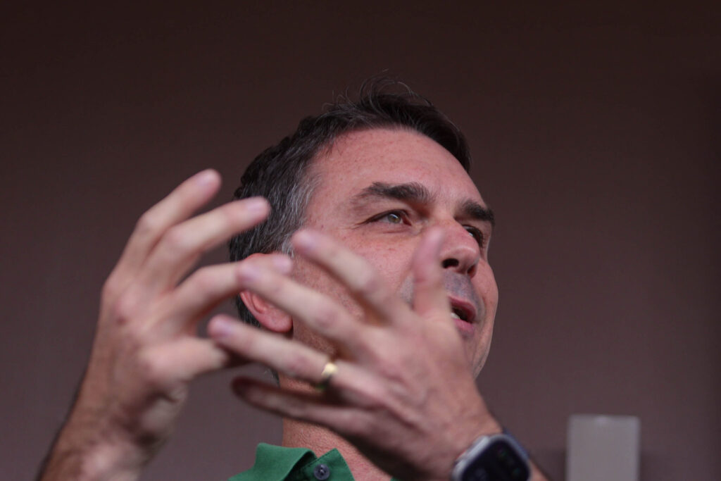 flavio-bolsonaro-se-reune-com-caiado-para-discutir-2026