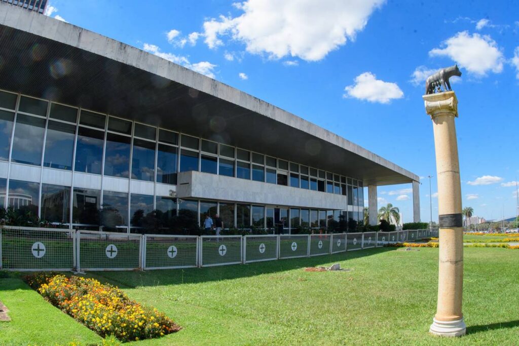 ibaneis-sanciona-lei-que-concede-folga-a-servidores-no-aniversario