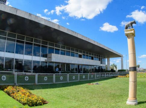 ibaneis-sanciona-lei-que-concede-folga-a-servidores-no-aniversario