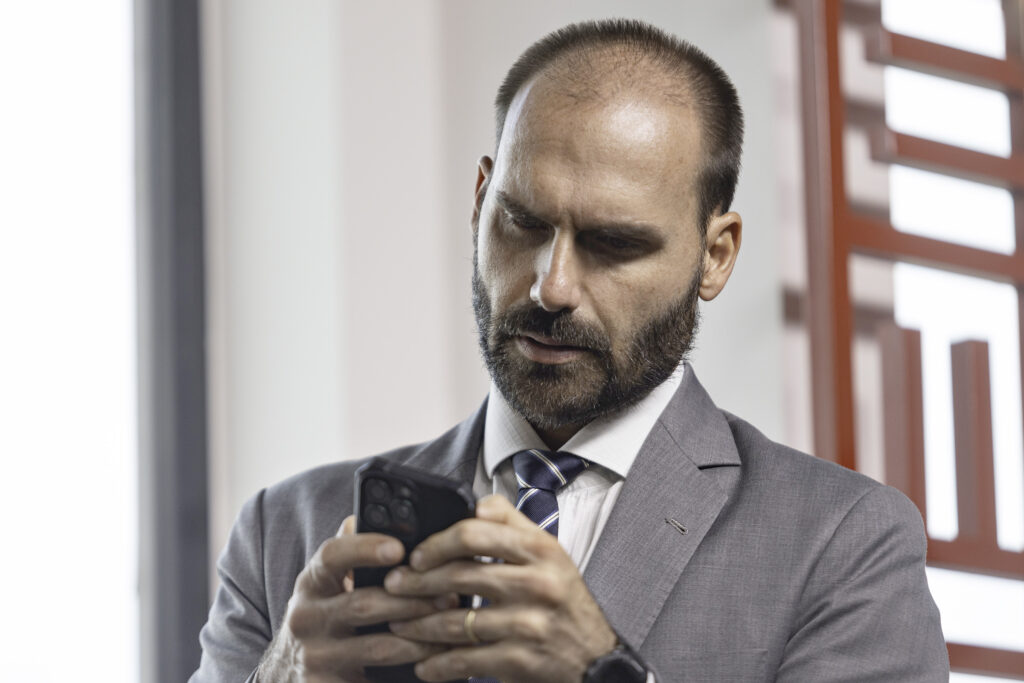 eduardo-bolsonaro-se-pronuncia-apos-ter-mandato-cassado