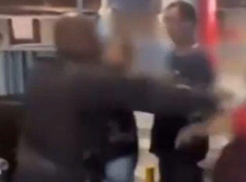 pm-agride-mulher-de-65-anos-com-coronhada-de-fuzil-em-bar-no-rio