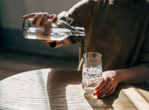 ortopedistas-explicam-se-beber-agua-ajuda-a-tratar-hernia-de-disco