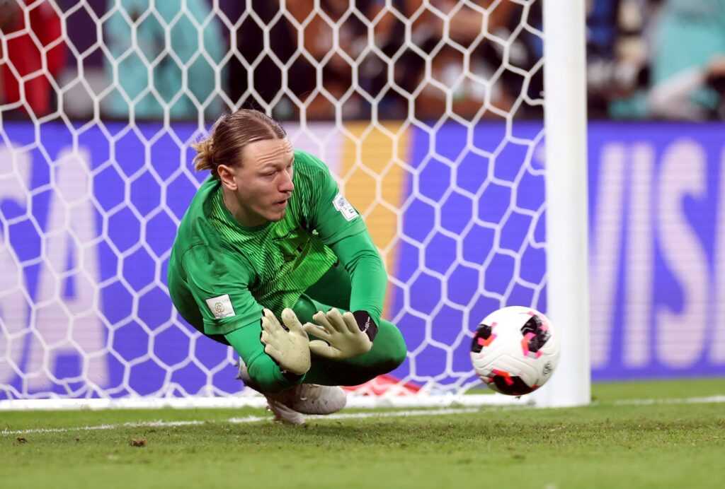 heroi-do-psg,-goleiro-safonov-fraturou-a-mao-contra-o-flamengo