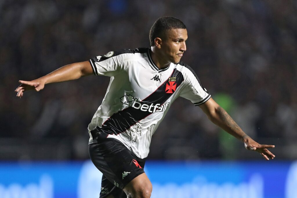 volante-do-vasco-rompe-ligamento-e-passara-por-cirurgia-no-joelho