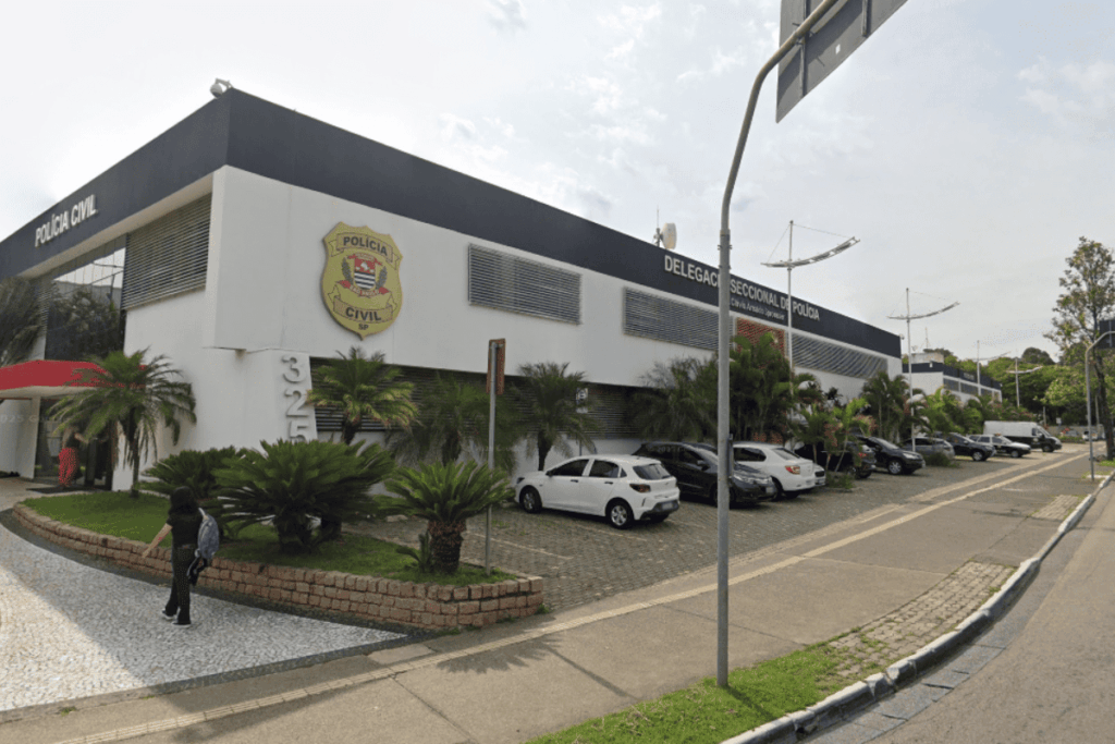 mae-e-detida-por-agredir-filhos-com-chinelo-e-cabo-de-vassoura-em-sp