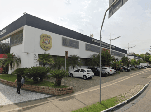 mae-e-detida-por-agredir-filhos-com-chinelo-e-cabo-de-vassoura-em-sp