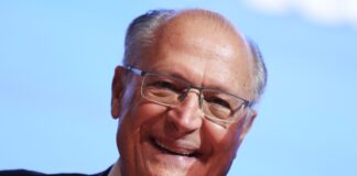 alckmin-comemora-carro-voador-da-embraer-e-compartilha-meme.-veja