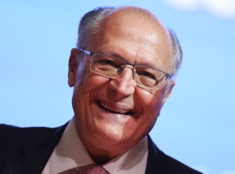 alckmin-comemora-carro-voador-da-embraer-e-compartilha-meme.-veja