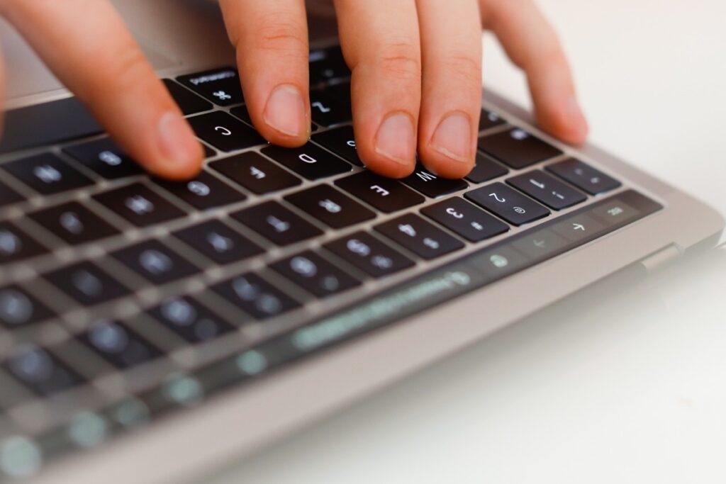 policia-prende-suspeitos-de-perseguir-vitimas-on-line-durante-um-ano