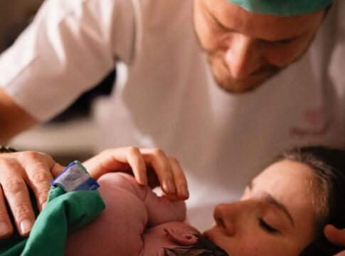 camila-queiroz-encanta-ao-mostrar-recepcao-dos-pets-a-filha,-clara