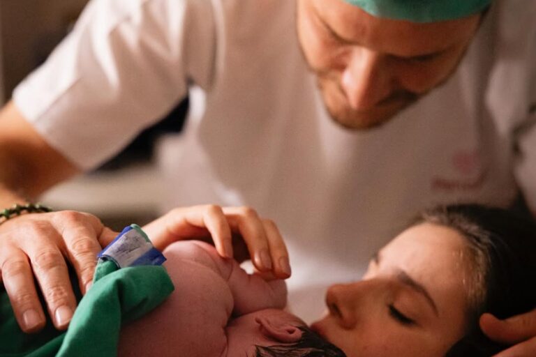 camila-queiroz-encanta-ao-mostrar-recepcao-dos-pets-a-filha,-clara