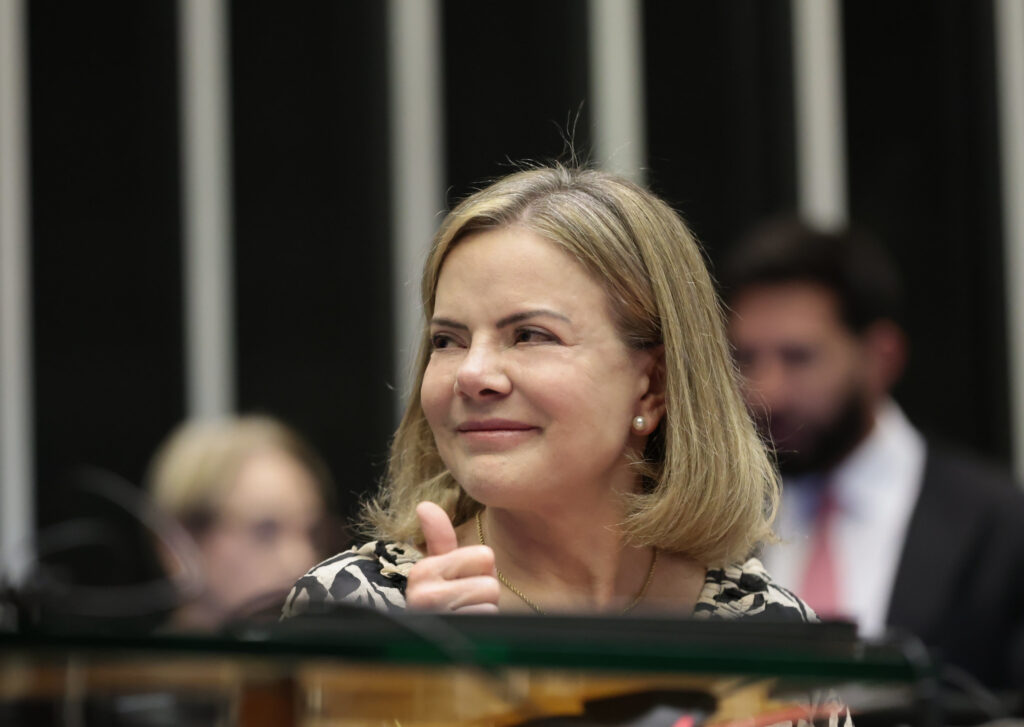 gleisi-usa-caso-do-filho-de-lula-para-responder-criticas-a-investigacoes-da-pf