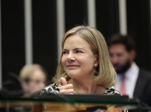 gleisi-usa-caso-do-filho-de-lula-para-responder-criticas-a-investigacoes-da-pf