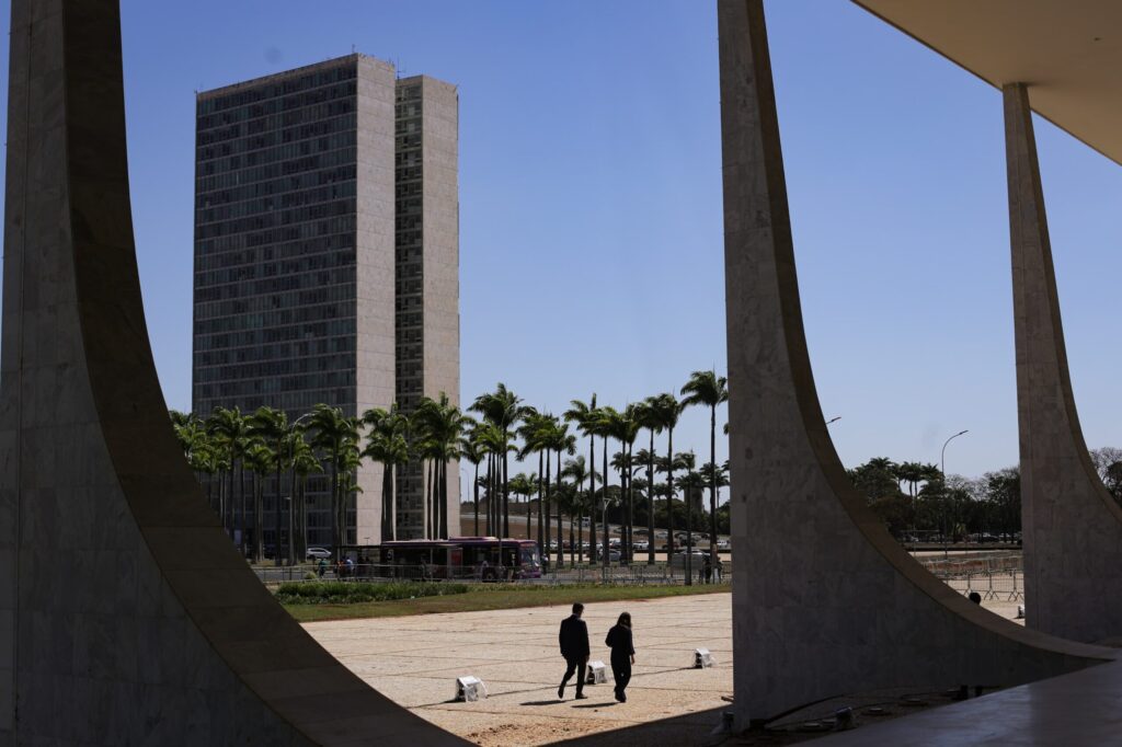 orcamento-tem-cortes-na-previdencia-e-em-programas-chave-de-lula