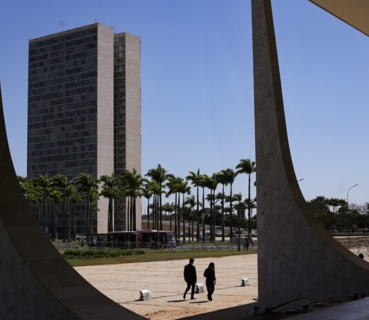 orcamento-tem-cortes-na-previdencia-e-em-programas-chave-de-lula