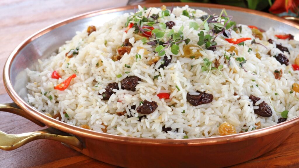 simples-e-colorido,-arroz-de-forno-e-“obrigatorio”-na-ceia;-aprenda