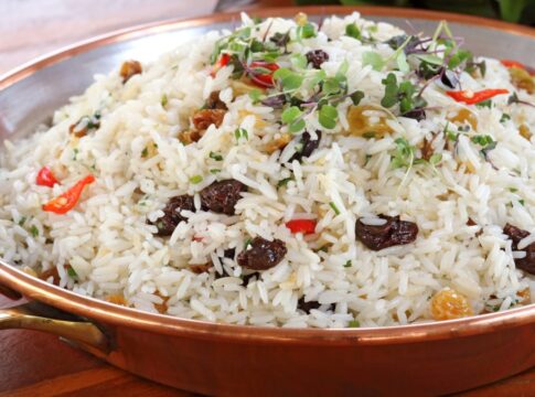 simples-e-colorido,-arroz-de-forno-e-“obrigatorio”-na-ceia;-aprenda