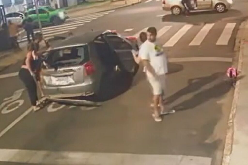 jovem-de-moto-e-arremessada-para-porta-malas-apos-bater-em-carro